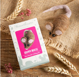 Hawthorn Handmade Brown Mouse Brooch Felting Kit (4)